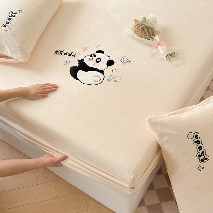 91家纺网 家纺一手货源 找家纺 鑫钰 2024新款刺绣卡通加厚牛奶绒床笠-花花熊猫 花花熊猫-米白