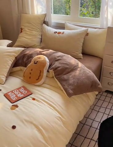 91家纺网 家纺一手货源 找家纺 2025新款牛奶绒+全棉毛巾绣四件套 蔬菜庄园