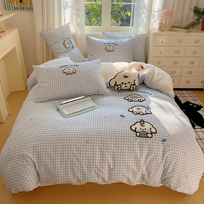 91家纺网 家纺一手货源 找家纺 2025新款牛奶绒+全棉毛巾绣四件套 小比熊