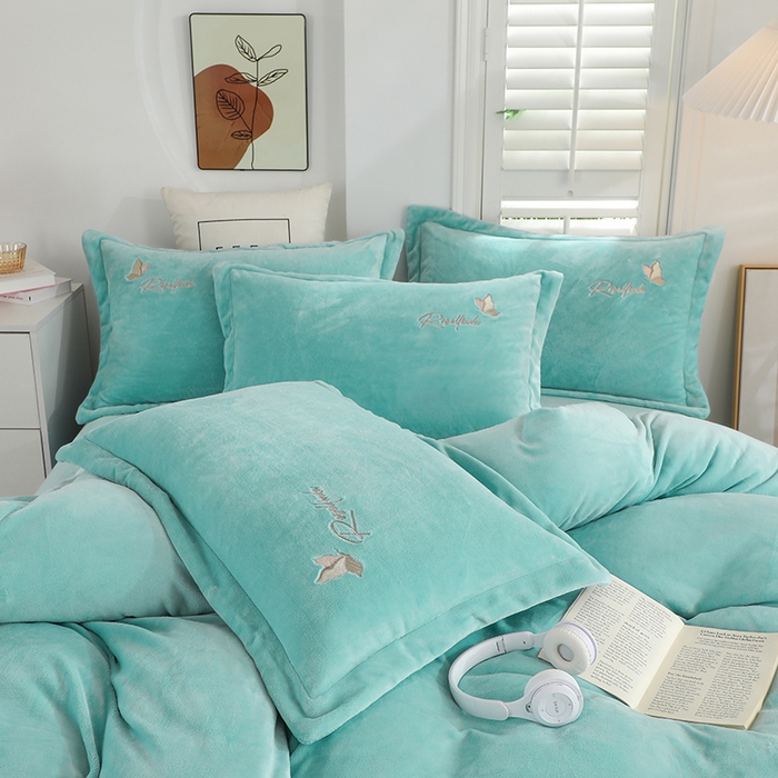 91家纺网 家纺一手货源 找家纺 畅畅家纺 2024新款宽边高克重冬季9斤加厚牛奶绒绣花四件套 水绿色