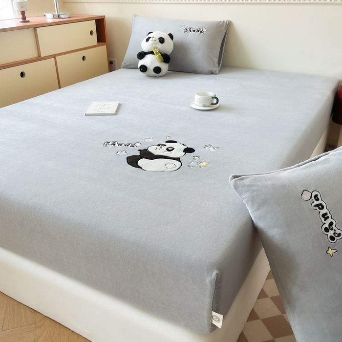 91家纺网 家纺一手货源 找家纺 鑫钰 2024新款刺绣卡通加厚牛奶绒床笠-花花熊猫 花花熊猫-浅灰