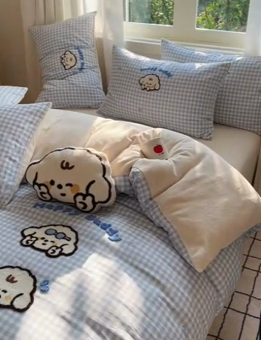 91家纺网 家纺一手货源 找家纺 2025新款牛奶绒+全棉毛巾绣四件套 小比熊