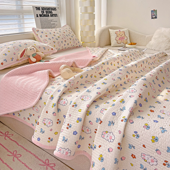 91家纺网 家纺一手货源 找家纺 2024新款水洗全棉牛奶绒床盖三件套 元气兔兔