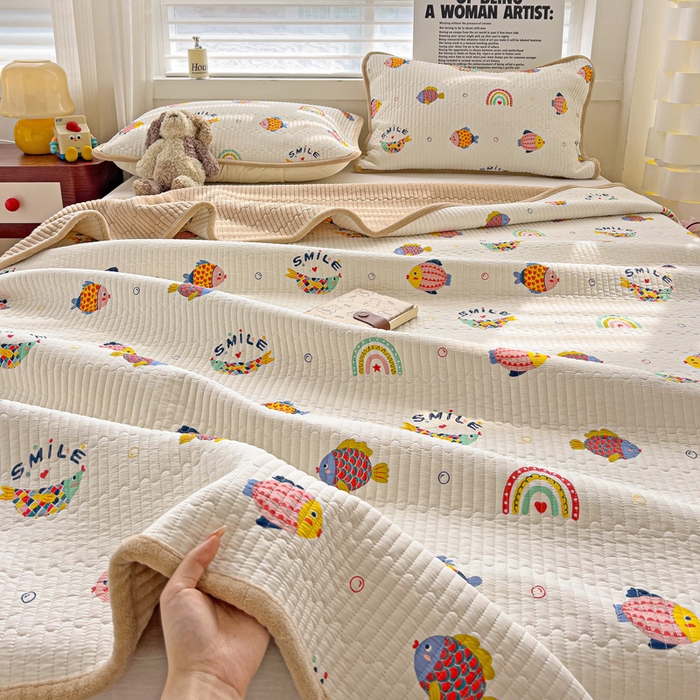 91家纺网 家纺一手货源 找家纺 2024新款水洗全棉牛奶绒床盖三件套 小锦鲤