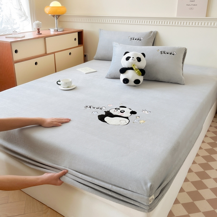 91家纺网 家纺一手货源 找家纺 鑫钰 2024新款刺绣卡通加厚牛奶绒床笠-花花熊猫 花花熊猫-浅灰