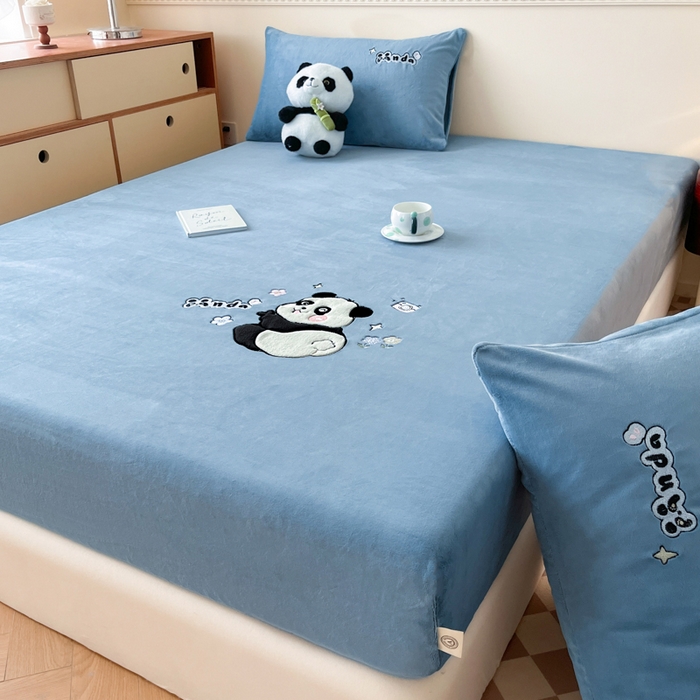 91家纺网 家纺一手货源 找家纺 鑫钰 2024新款刺绣卡通加厚牛奶绒床笠-花花熊猫 花花熊猫-湖蓝