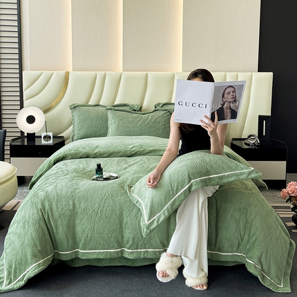 91家纺网 家纺一手货源 找家纺 （总）金喜 2025新款AB230克全消光牛奶绒雕花绒四件套--春屿系列