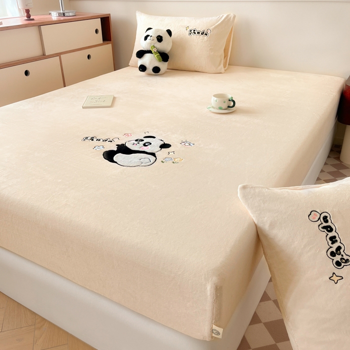 91家纺网 家纺一手货源 找家纺 鑫钰 2024新款刺绣卡通加厚牛奶绒床笠-花花熊猫 花花熊猫-米白