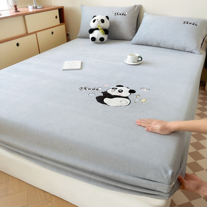 91家纺网 家纺一手货源 找家纺 鑫钰 2024新款刺绣卡通加厚牛奶绒床笠-花花熊猫 花花熊猫-浅灰