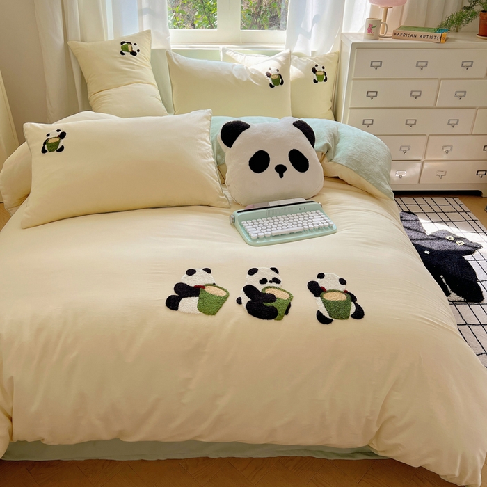 91家纺网 家纺一手货源 找家纺 2025新款牛奶绒+全棉毛巾绣四件套 背篓熊猫