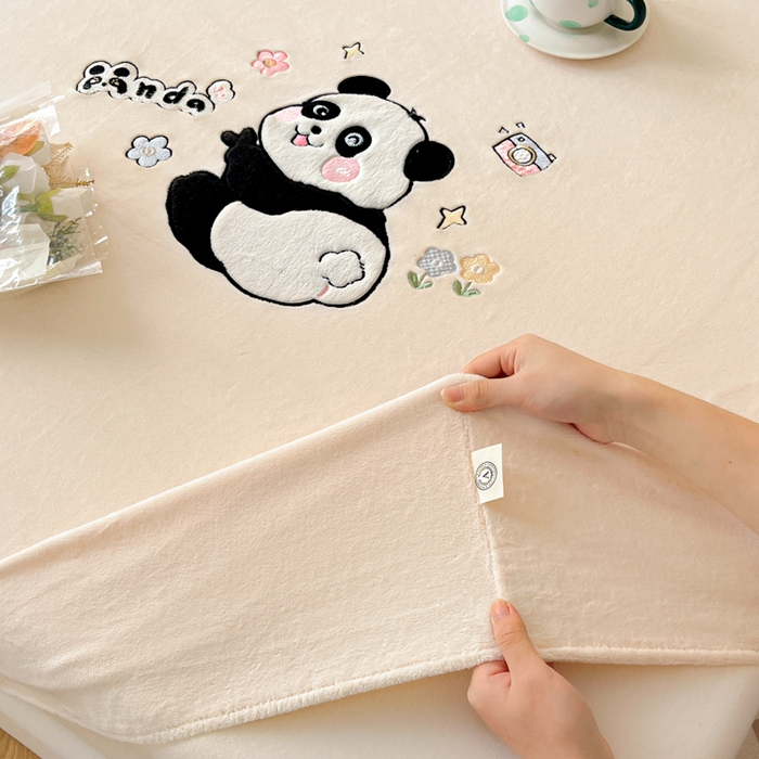 91家纺网 家纺一手货源 找家纺 鑫钰 2024新款刺绣卡通加厚牛奶绒床笠-花花熊猫 花花熊猫-米白