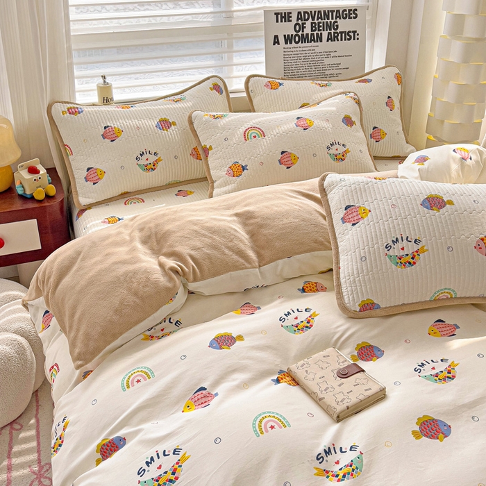 91家纺网 家纺一手货源 找家纺 2024新款水洗全棉牛奶绒床盖四件套 小锦鲤