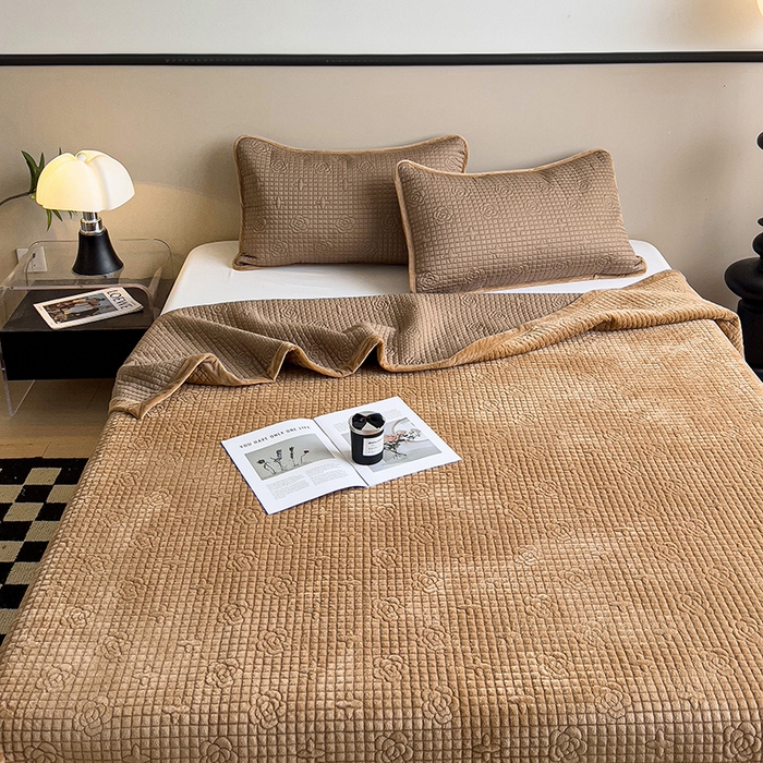 91家纺网 家纺一手货源 找家纺 羽爱家纺 2024新款A类莫代尔宝宝绒床盖三件套 焦糖色