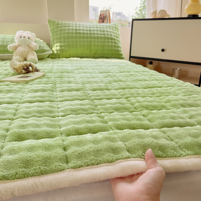 91家纺网 家纺一手货源 找家纺 卡伦家纺 2025新款兔毛绒高克重保暖床垫床褥 薄荷绿