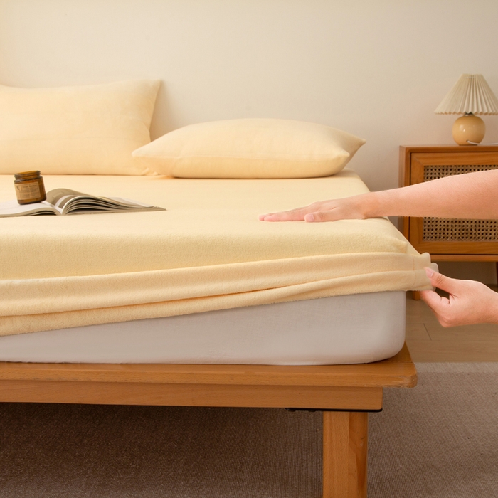 91家纺网 家纺一手货源 找家纺 棉乐町家居 2025新款舒适纯色牛奶绒床笠 婴儿黄