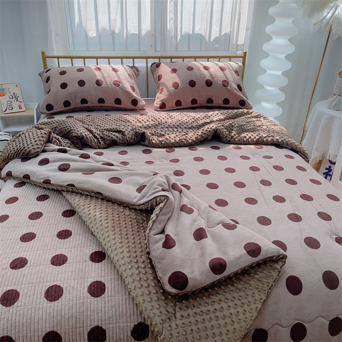 91家纺网 家纺一手货源 找家纺 暖居 2024新款牛奶绒豆豆被床盖四件套 咖色大波点