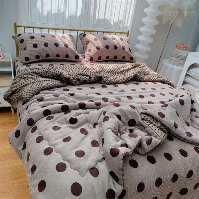 91家纺网 家纺一手货源 找家纺 暖居 2024新款牛奶绒豆豆被床盖四件套 咖色大波点