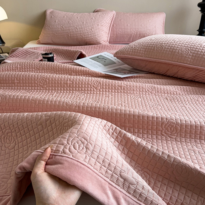 91家纺网 家纺一手货源 找家纺 羽爱家纺 2024新款A类莫代尔宝宝绒床盖三件套 粉玉