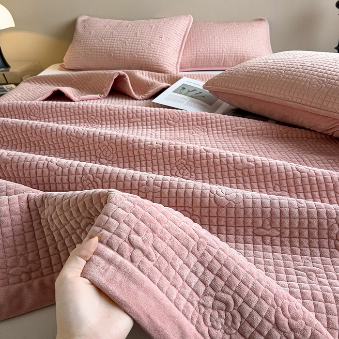 91家纺网 家纺一手货源 找家纺 羽爱家纺 2024新款A类莫代尔宝宝绒床盖三件套 粉玉