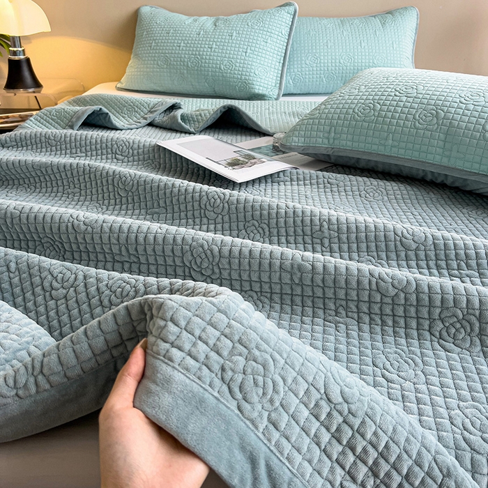 91家纺网 家纺一手货源 找家纺 羽爱家纺 2024新款A类莫代尔宝宝绒床盖三件套 湖水蓝