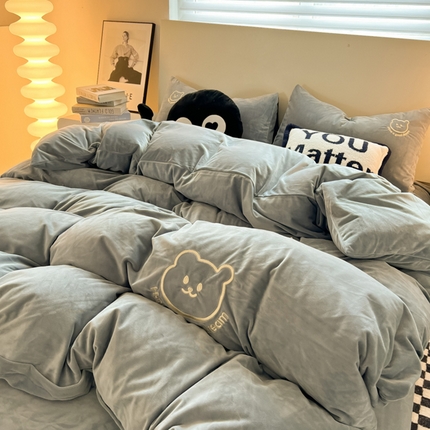 91家纺网 家纺一手货源 找家纺 （总）yyds网供 【场景一】短绒小熊刺绣水晶绒四件套轻奢秋冬牛奶绒简约-小熊系列