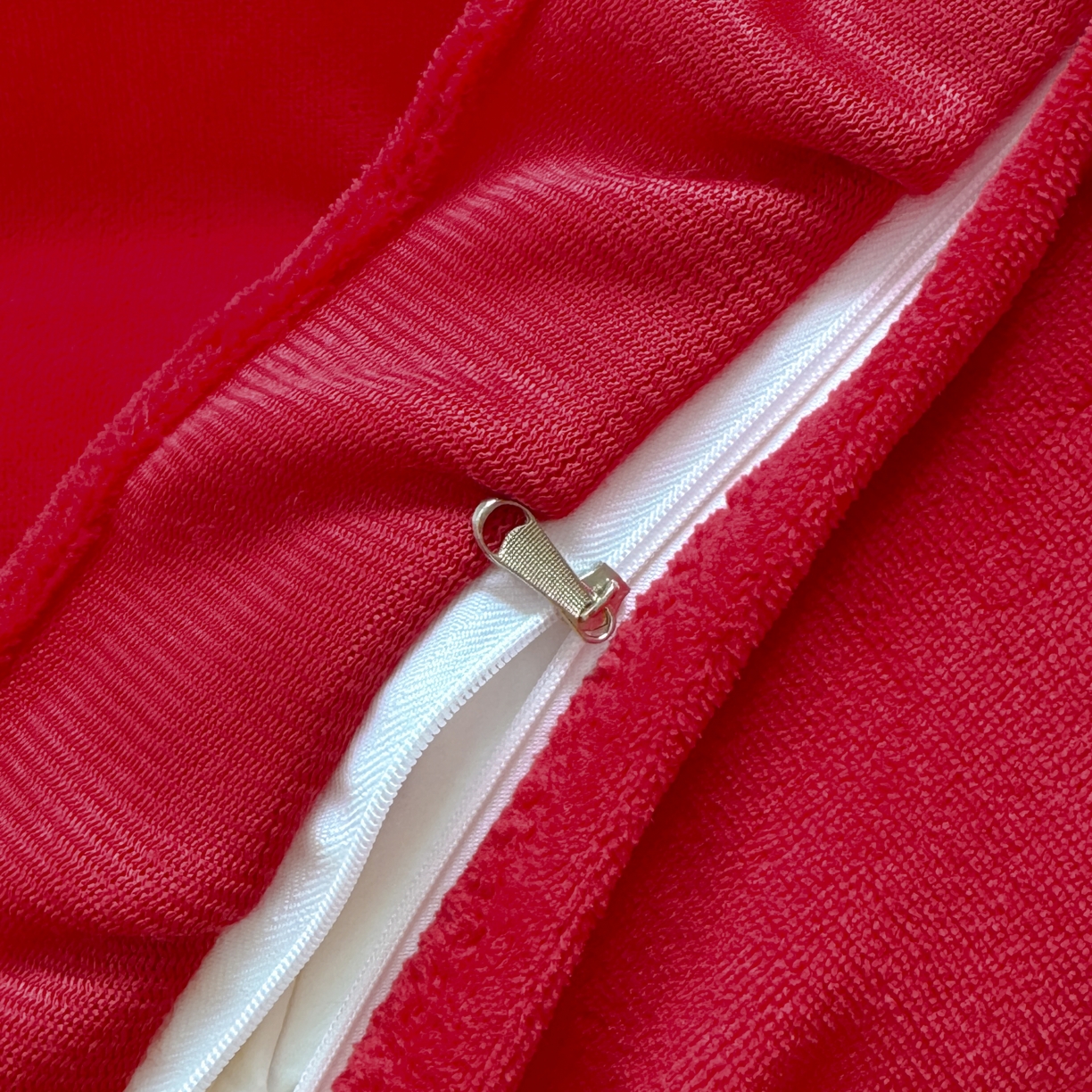 91家纺网 家纺一手货源 找家纺 金米诺 2024新款牛奶绒毛巾绣四件套 大红