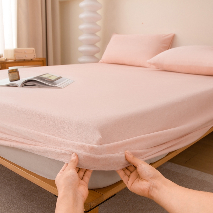 91家纺网 家纺一手货源 找家纺 棉乐町家居 2025新款舒适纯色牛奶绒床笠 绯玉色