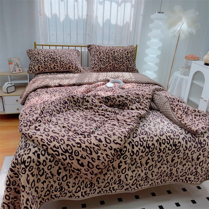 91家纺网 家纺一手货源 找家纺 暖居 2024新款牛奶绒豆豆被床盖四件套 经典豹纹