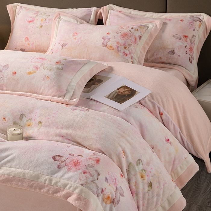 91家纺网 家纺一手货源 找家纺 时亿家居 2024新款260g牛奶棉绒数码印花四件套-花海清梦 花海清梦-粉