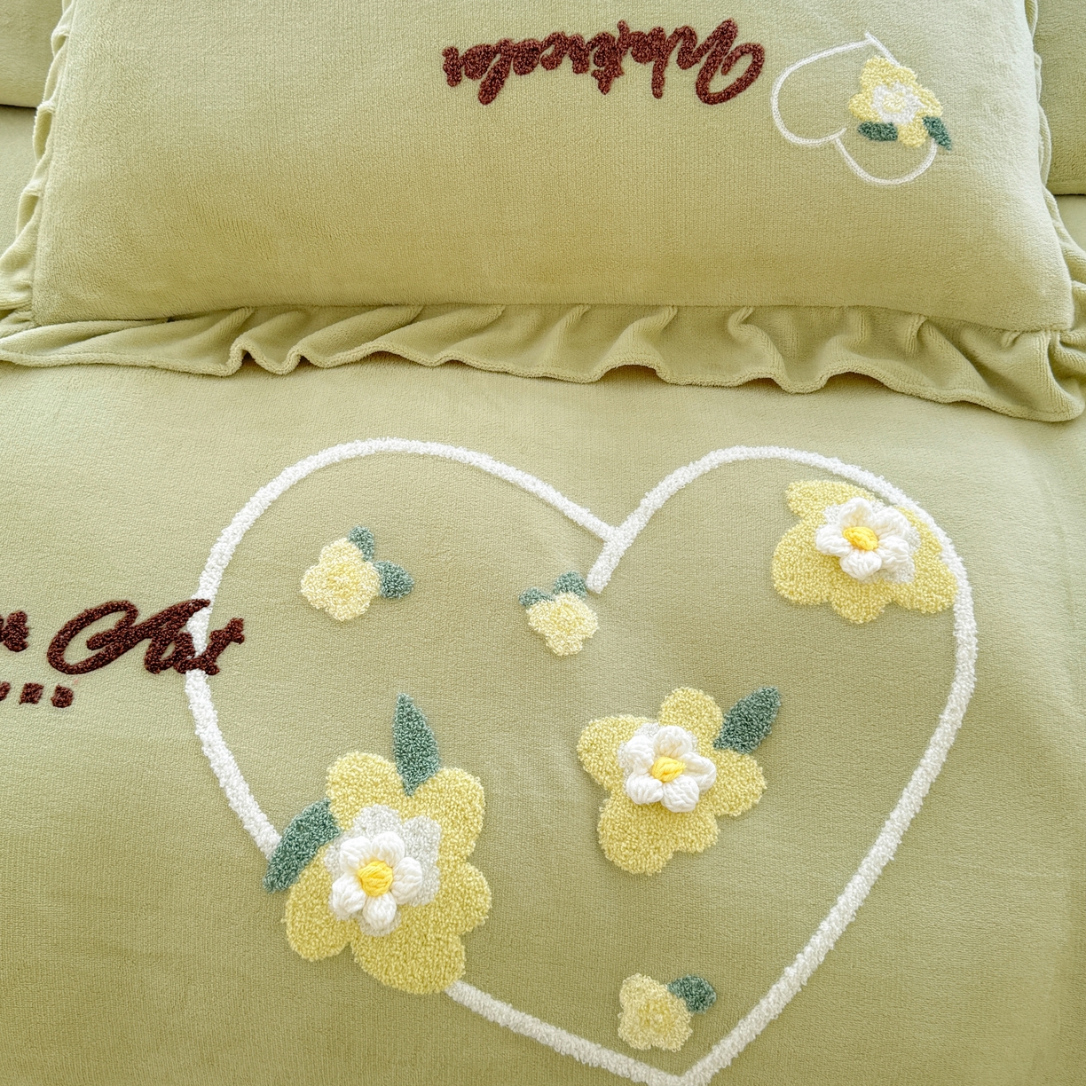 91家纺网 家纺一手货源 找家纺 金米诺 2024新款牛奶绒毛巾绣四件套 豆绿