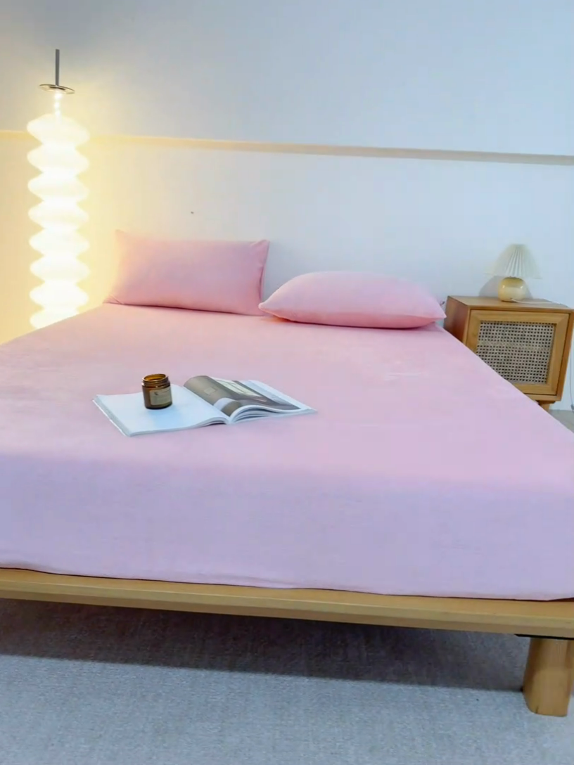 91家纺网 家纺一手货源 找家纺 棉乐町家居 2025新款舒适纯色牛奶绒床笠 婴儿粉