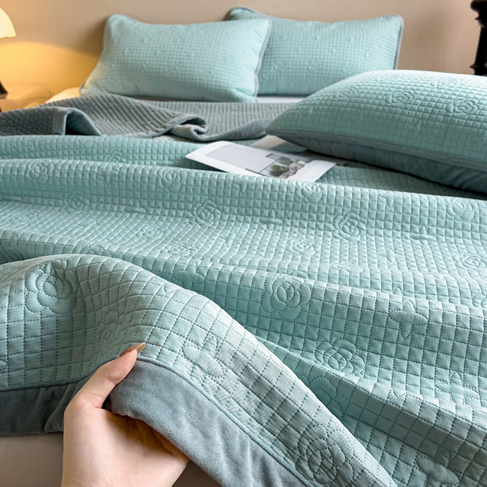 91家纺网 家纺一手货源 找家纺 羽爱家纺 2024新款A类莫代尔宝宝绒床盖三件套 湖水蓝