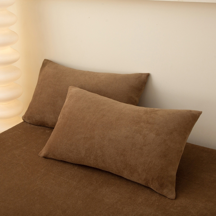 91家纺网 家纺一手货源 找家纺 首爱家纺 2025新款舒适纯色牛奶绒床笠 碳咖色