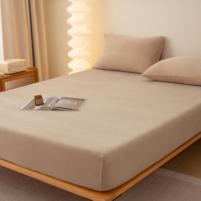 91家纺网 家纺一手货源 找家纺 首爱家纺 2025新款舒适纯色牛奶绒床笠 茶咖色