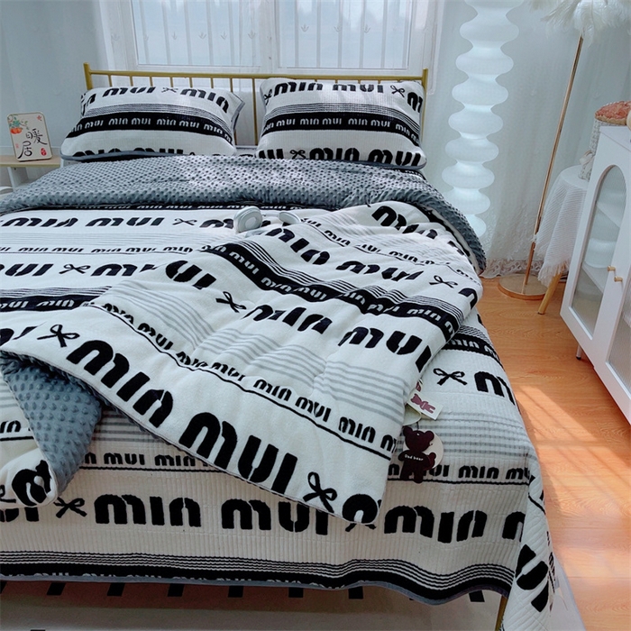 91家纺网 家纺一手货源 找家纺 暖居 2024新款牛奶绒豆豆被床盖四件套 英伦