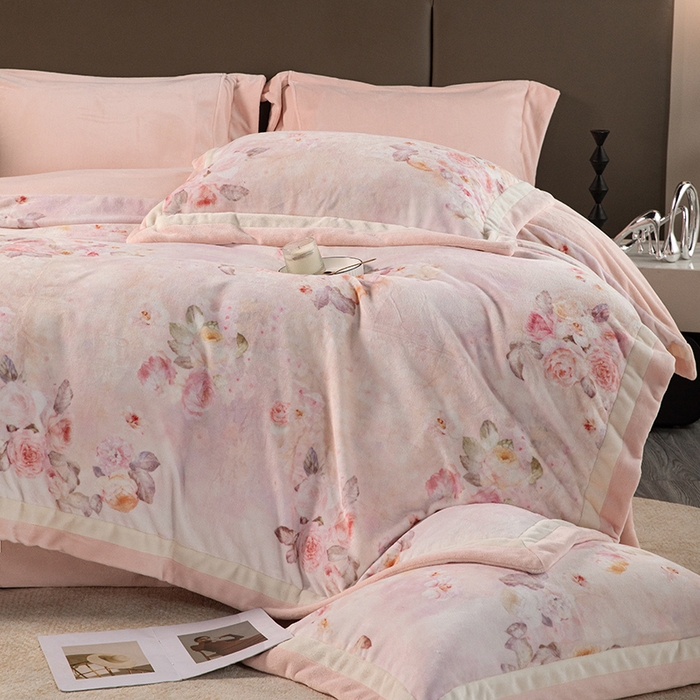 91家纺网 家纺一手货源 找家纺 时亿家居 2024新款260g牛奶棉绒数码印花四件套-花海清梦 花海清梦-粉