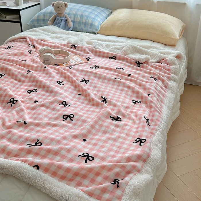 91家纺网 家纺一手货源 找家纺 繁花家居 2024新款牛奶绒洛丽塔系列毛毯 粉格少女心