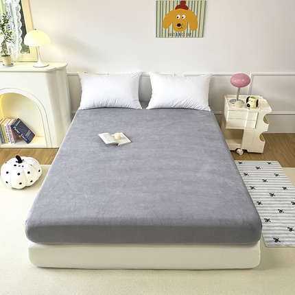 91家纺网 家纺一手货源 找家纺 觅妮家纺 2025新款全消光200g保暖牛奶绒纯色简约款床笠 浅灰