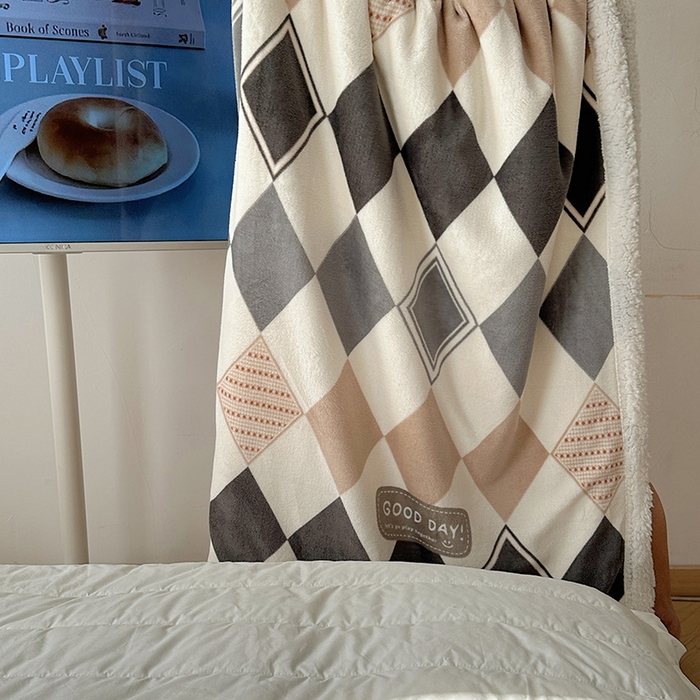 91家纺网 家纺一手货源 找家纺 繁花家居 2024新款牛奶绒洛丽塔系列毛毯 几何空间