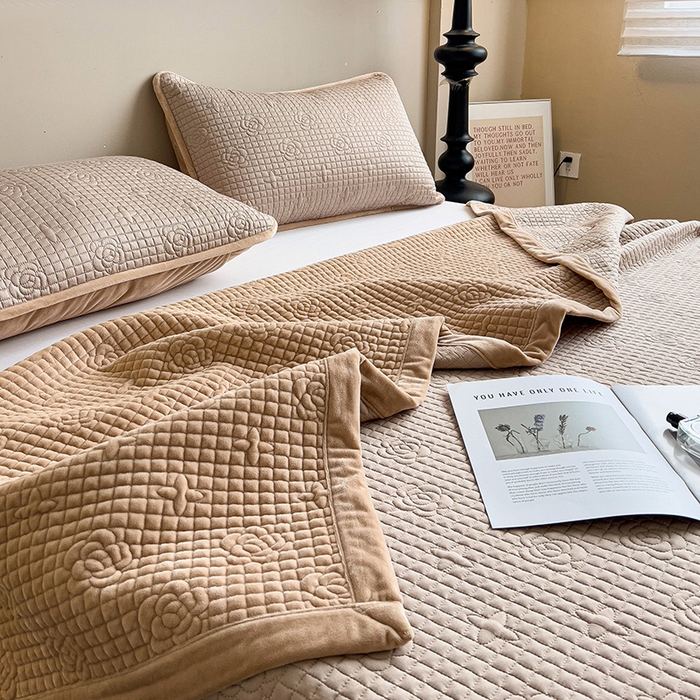 91家纺网 家纺一手货源 找家纺 羽爱家纺 2024新款A类莫代尔宝宝绒床盖三件套 卡其色