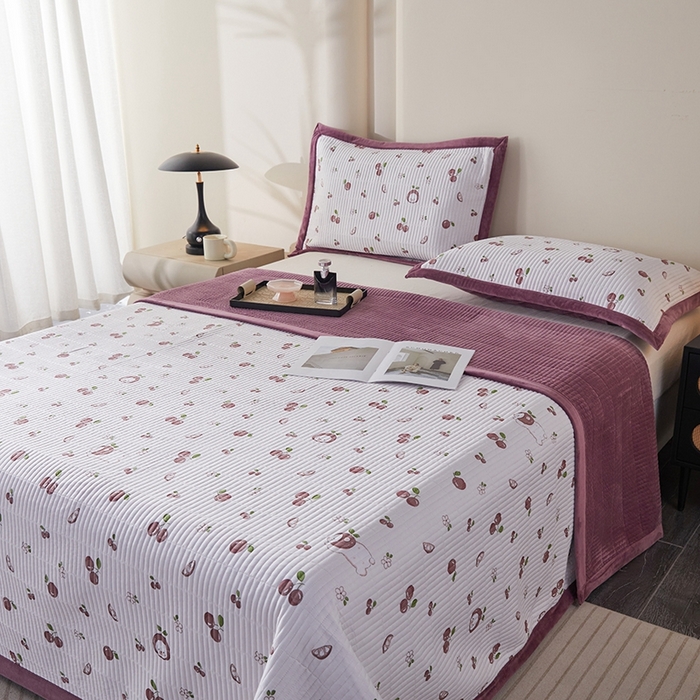 91家纺网 家纺一手货源 找家纺 莎果家纺 2025秋冬一面天丝一面绒高温砂洗床盖三件套 樱桃兔