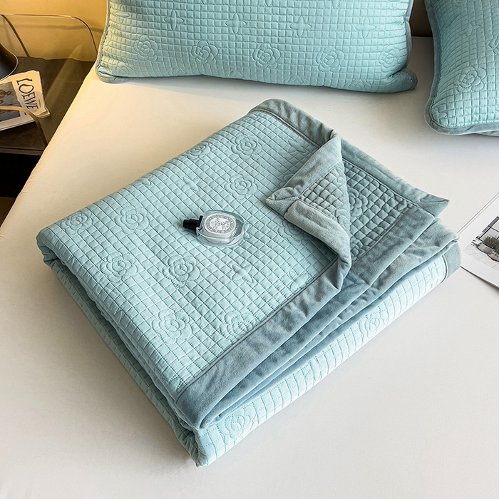 91家纺网 家纺一手货源 找家纺 羽爱家纺 2024新款A类莫代尔宝宝绒床盖三件套 湖水蓝