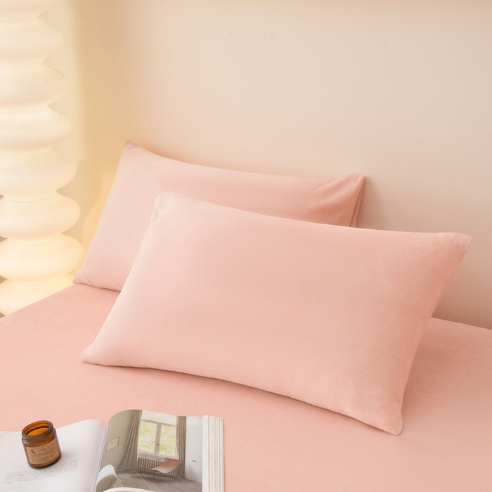 91家纺网 家纺一手货源 找家纺 棉乐町家居 2025新款舒适纯色牛奶绒床笠 绯玉色