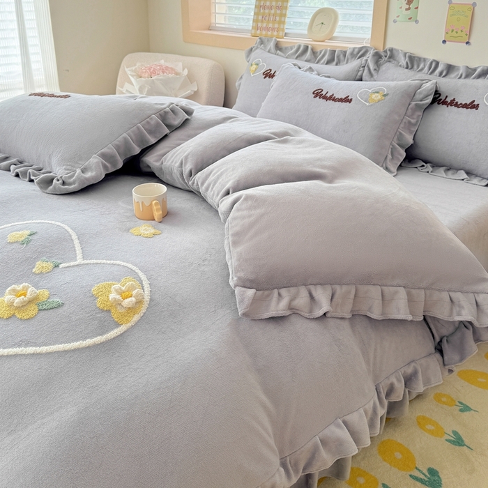 91家纺网 家纺一手货源 找家纺 金米诺 2024新款牛奶绒毛巾绣四件套 高级灰