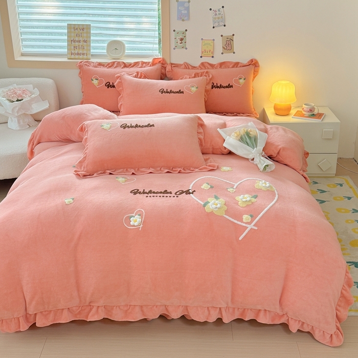 91家纺网 家纺一手货源 找家纺 金米诺 2024新款牛奶绒毛巾绣四件套 粉玉