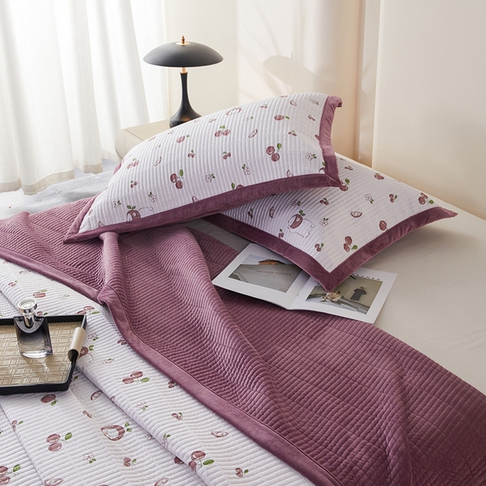 91家纺网 家纺一手货源 找家纺 莎果家纺 2025秋冬一面天丝一面绒高温砂洗床盖三件套 樱桃兔