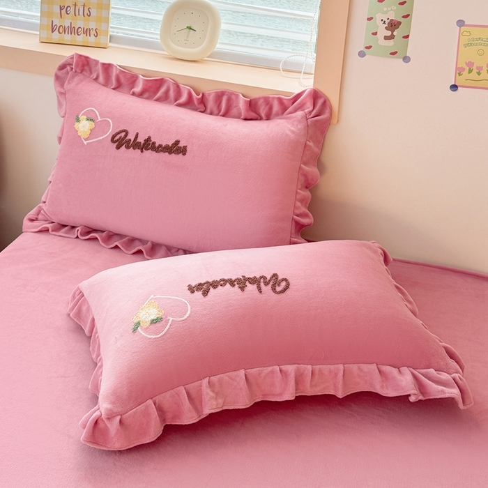 91家纺网 家纺一手货源 找家纺 金米诺 2024新款牛奶绒毛巾绣四件套 豆沙