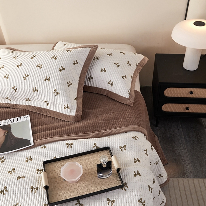 91家纺网 家纺一手货源 找家纺 莎果家纺 2025秋冬一面天丝一面绒高温砂洗床盖三件套 小香风-咖