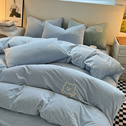 yyds网供 【场景一】短绒小熊刺绣水晶绒四件套轻奢秋冬牛奶绒简约-小熊系列 小熊-浅兰