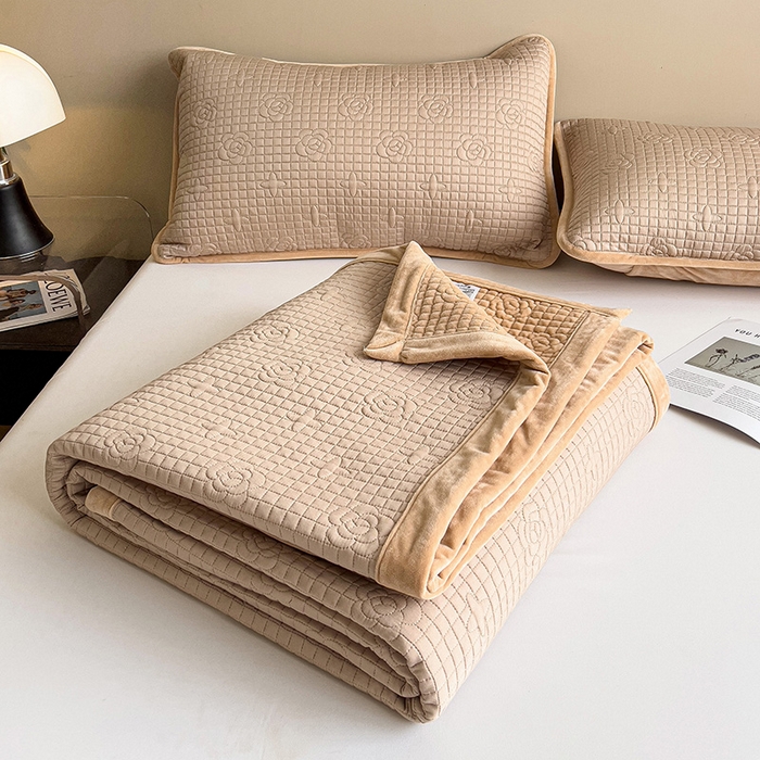 91家纺网 家纺一手货源 找家纺 羽爱家纺 2024新款A类莫代尔宝宝绒床盖三件套 卡其色